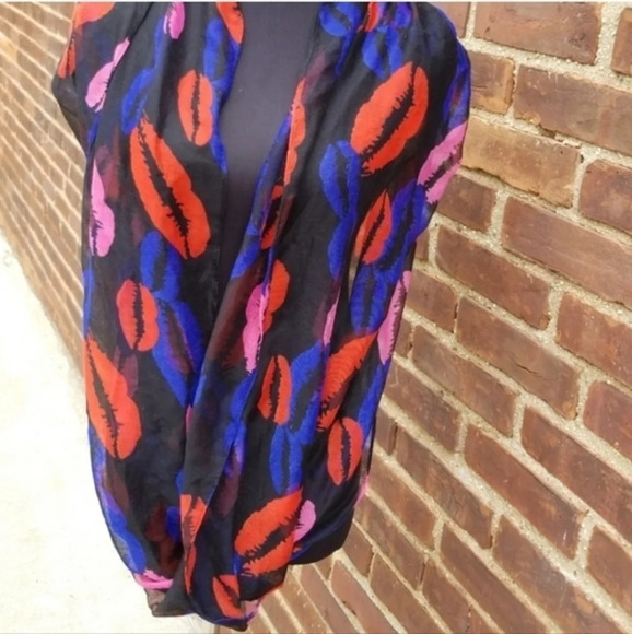 S.WA.K‎ lipstick lips scarf NWOT - Picture 5 of 6